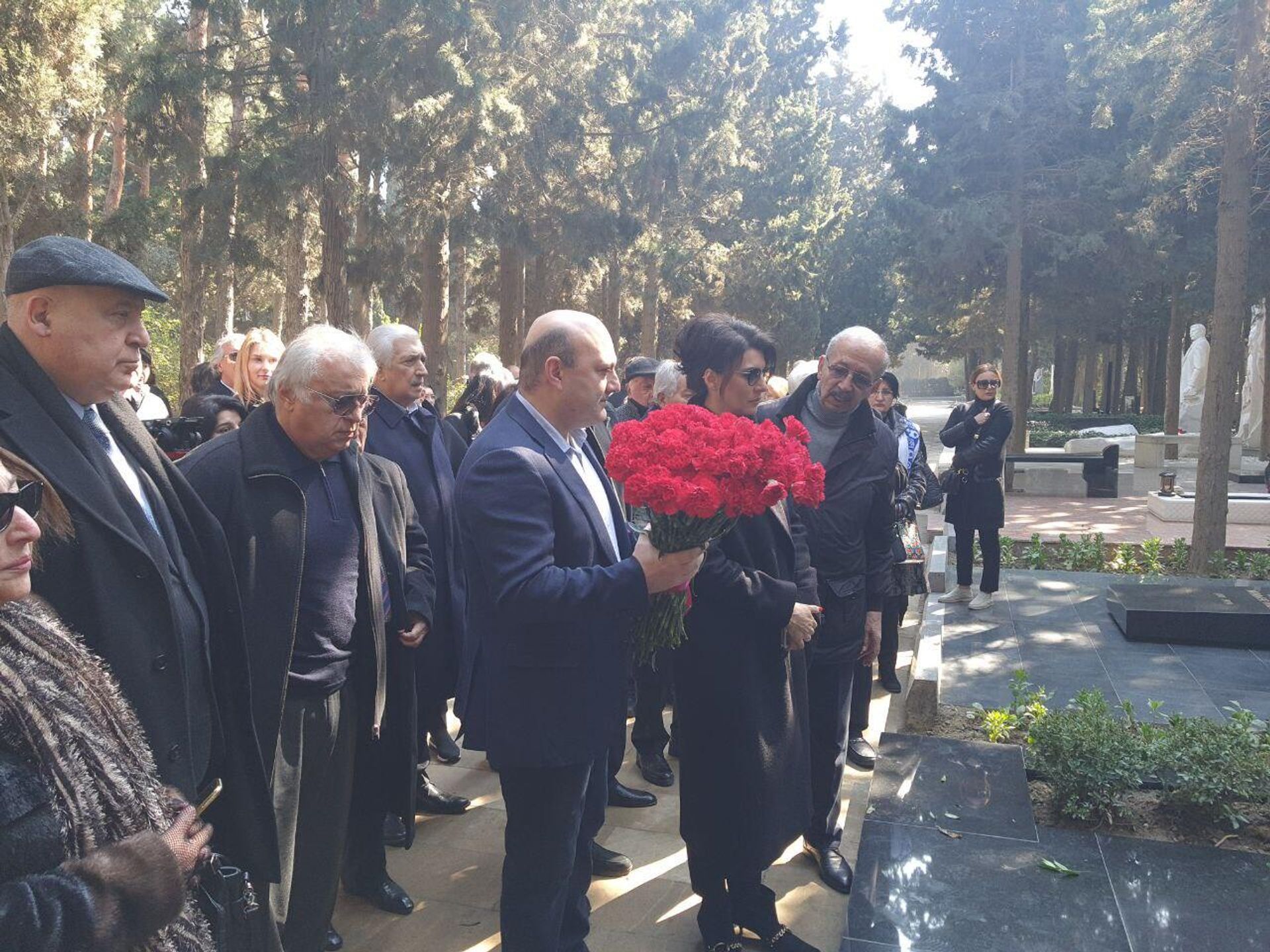На Первой Аллее Почетного захоронения почтили память Рустама Ибрагимбекова - Sputnik Азербайджан, 1920, 10.03.2023