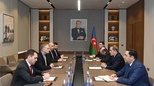 Azərbaycan Respublikasının xarici işlər naziri Ceyhun Bayramov ilə ABŞ Dövlət Departamentinin Qafqaz danışıqları üzrə baş müşaviri Lui Bono arasında görüş keçirilib - Sputnik Азербайджан