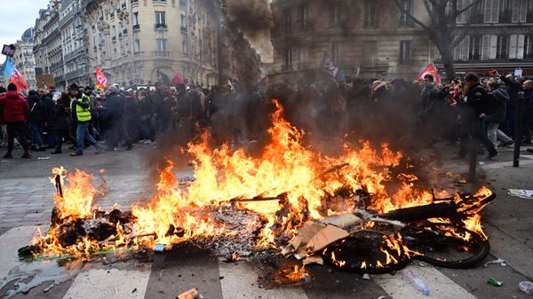 Протесты против пенсионной реформы во Франции - Sputnik Азербайджан
