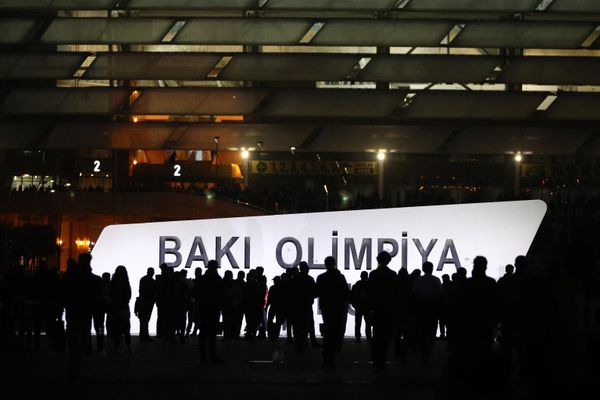 Футбольные болельщики возле Бакинского олимпийского стадиона перед матчем "Карабах" - "Галтасарай". - Sputnik Азербайджан