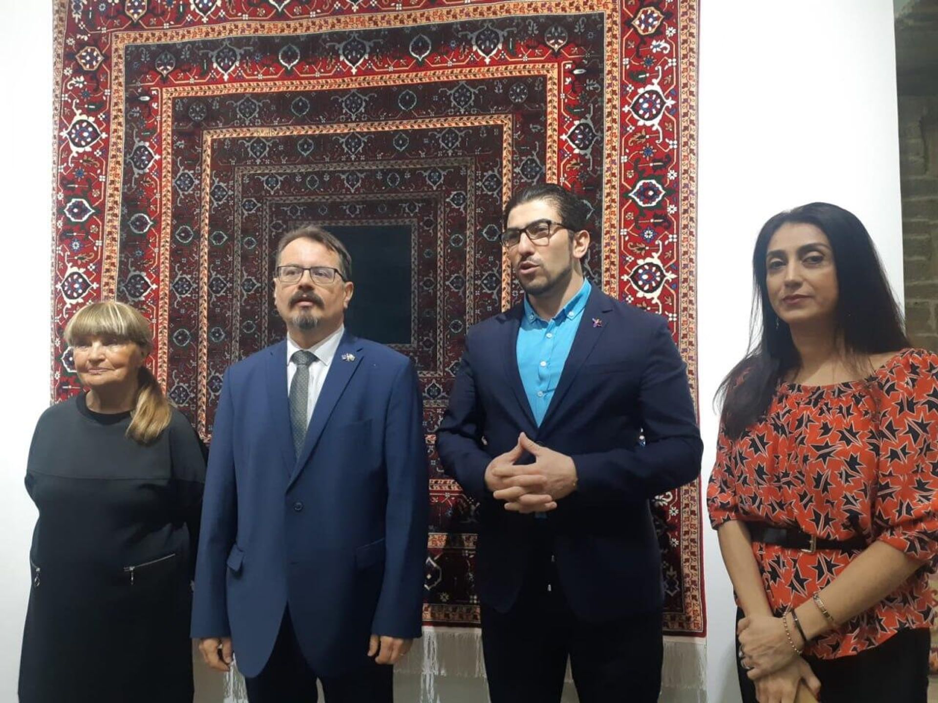Старинные и современные азербайджанские ковры представили в галерее NUR Art House - Sputnik Азербайджан, 1920, 28.03.2023