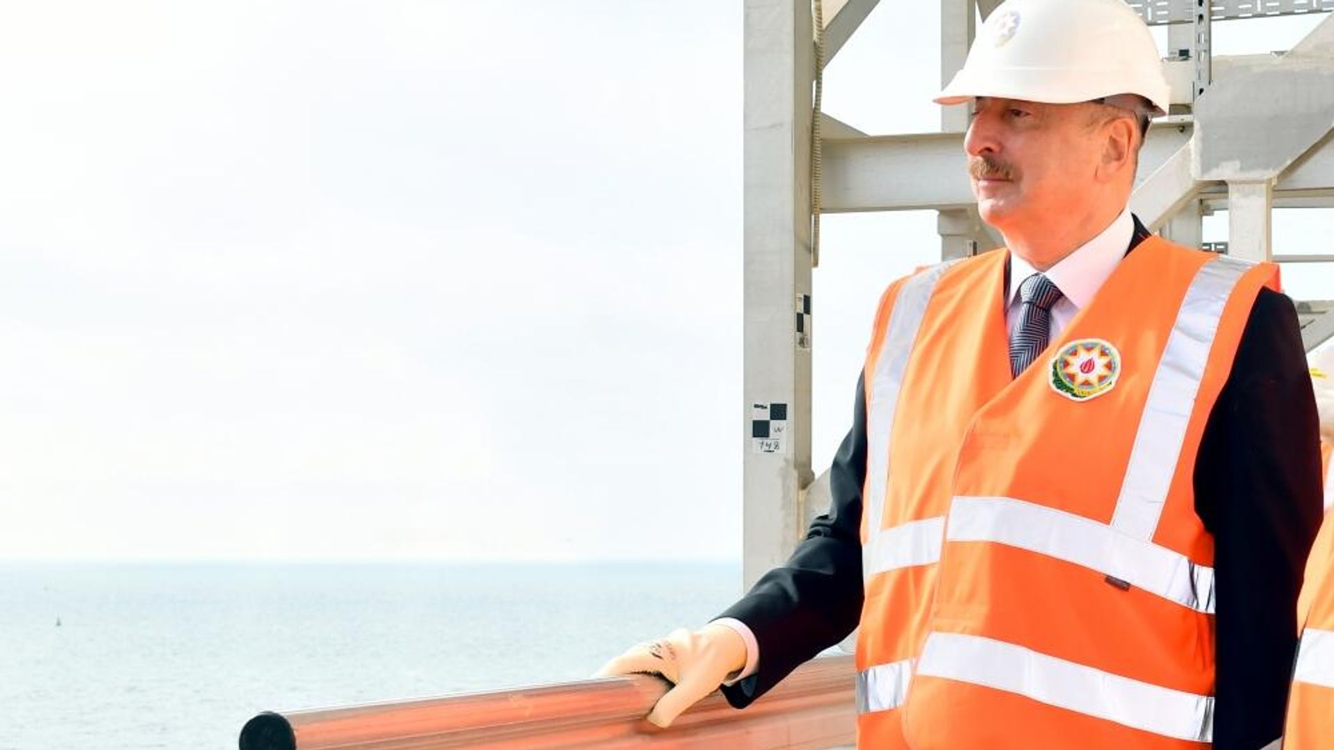 Prezident İlham Əliyev “Azəri-Mərkəzi-Şərqi” platformasının üst modullarının dənizə rəmzi yola salınması mərasimində iştirak edib - Sputnik Азербайджан, 1920, 04.04.2023