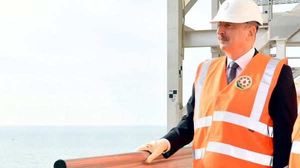 Prezident İlham Əliyev “Azəri-Mərkəzi-Şərqi” platformasının üst modullarının dənizə rəmzi yola salınması mərasimində iştirak edib - Sputnik Азербайджан