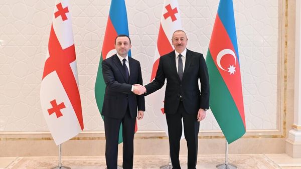 Azərbaycan Respublikasının Prezidenti İlham Əliyevin ölkəmizə işgüzar səfərə gələn Gürcüstanın Baş naziri İrakli Qaribaşvili ilə təkbətək görüşü - Sputnik Азербайджан