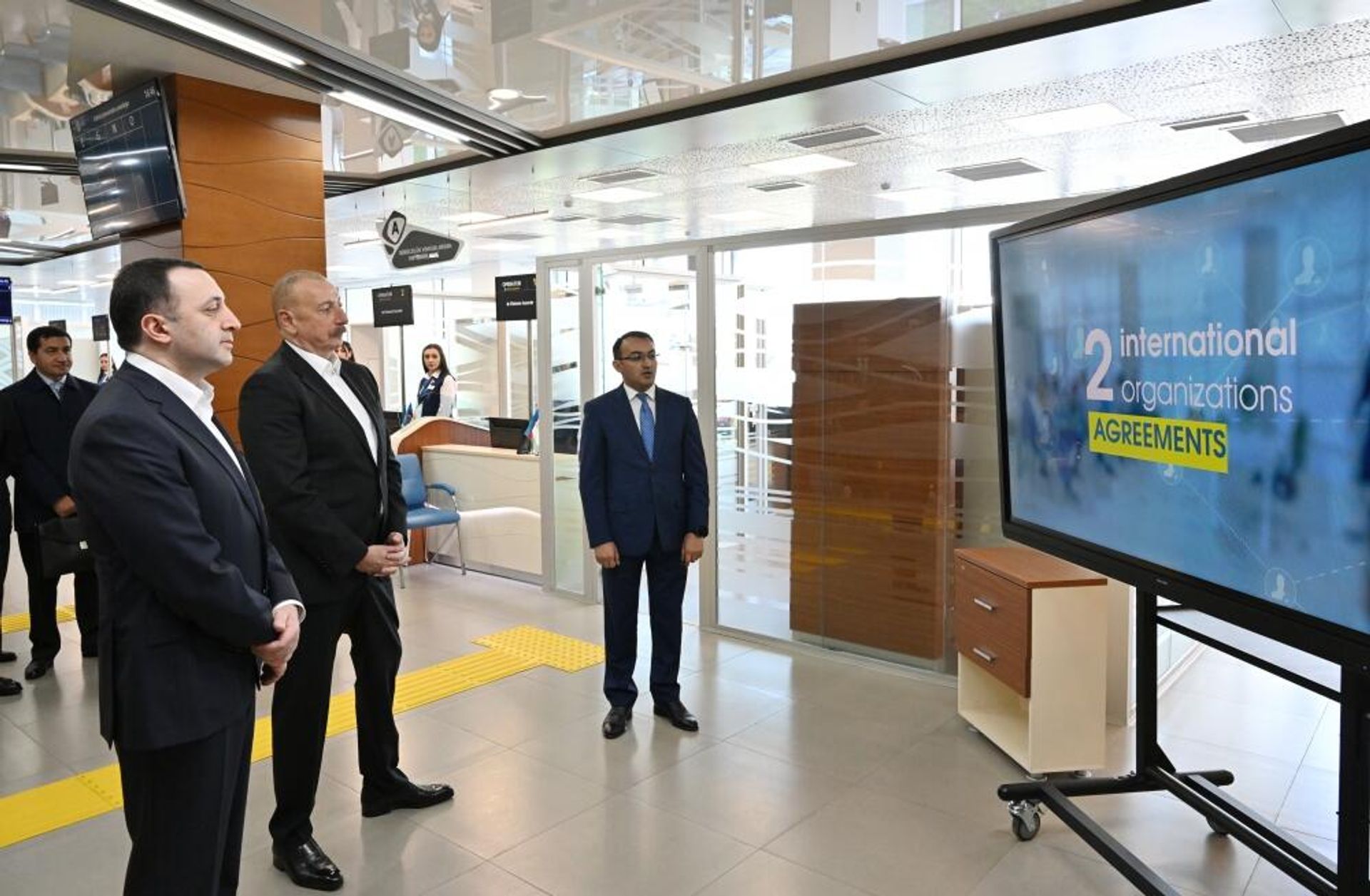 Prezident İlham Əliyev və Baş nazir İrakli Qaribaşvili Qəbələ regional “ASAN xidmət“ mərkəzində olublar
 - Sputnik Азербайджан, 1920, 07.04.2023