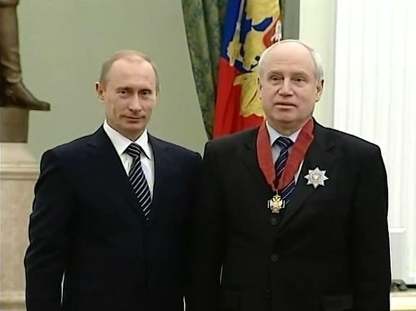 Лебедев награжден орденом "За заслуги перед Отечеством", помимо этого у него множество наград из стран ближнего зарубежья, такие как орден "Дустлик" из Узбекистана, орден Почета из Беларуси, Орден Стефана Великого из Молдовы и многие другие. - Sputnik Азербайджан