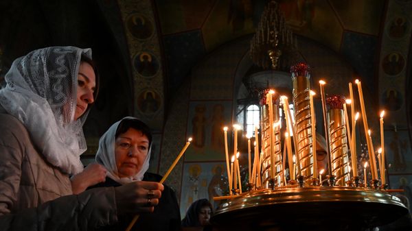 Прихожане на богослужении в Троицком соборе в Щелково на праздновании Входа Господня в Иерусалим - Sputnik Азербайджан