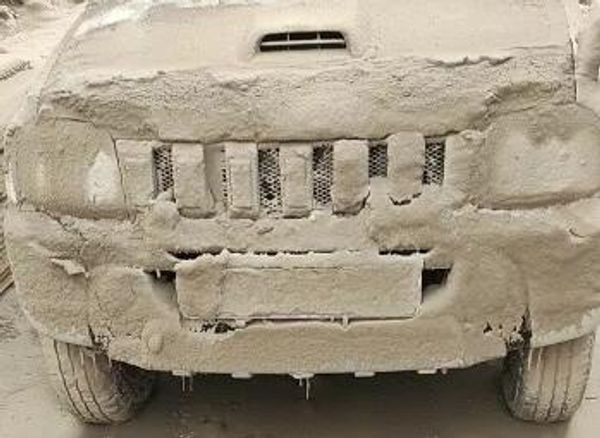 Автомобиль, покрытый пеплом в результате извержения вулкана Шивелуч в Усть-Камчатском районе. - Sputnik Азербайджан