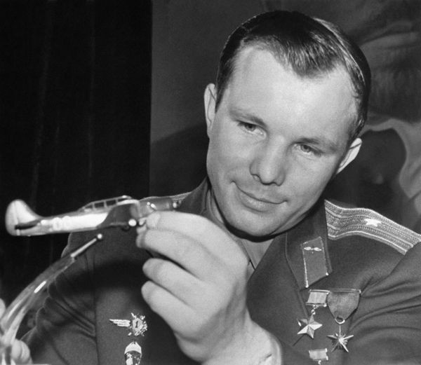 Летчик-космонавт СССР, Герой Советского Союза Юрий Алексеевич Гагарин с моделью спортивного самолета, 1961 год. - Sputnik Азербайджан