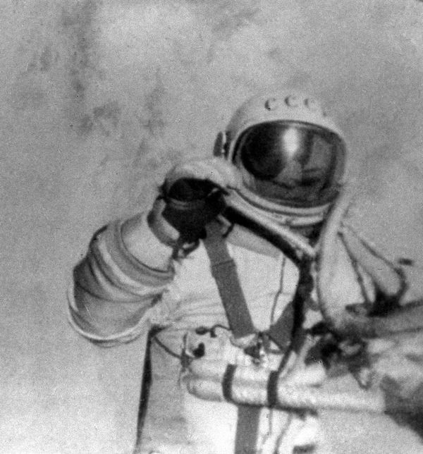 Космонавт Алексей Леонов в открытом космосе. - Sputnik Азербайджан