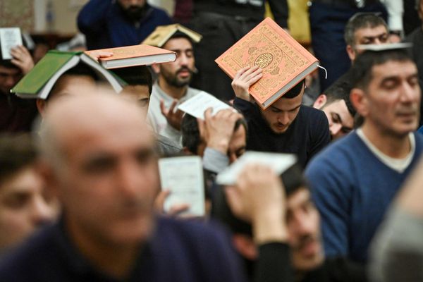 Чтение Корана в Ночь Лейлят аль-Гадр (Ночь Предопределения) в мечети Фатмаи Захра в Баку. - Sputnik Азербайджан