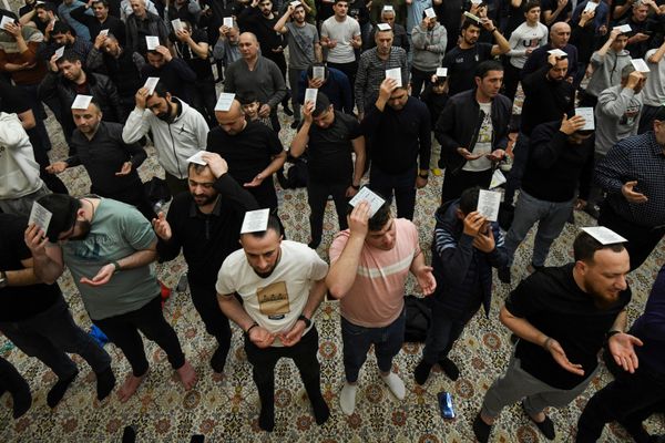 Чтение Корана в Ночь Лейлят аль-Гадр (Ночь Предопределения) в мечети Фатмаи Захра в Баку. - Sputnik Азербайджан