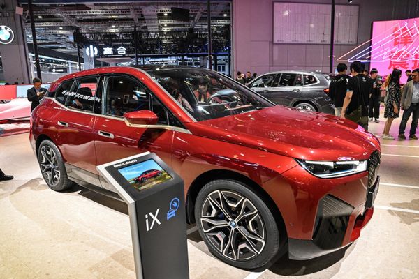 Электрический внедорожник BMW's iX на Шанхайском международном автосалоне 2023. - Sputnik Азербайджан
