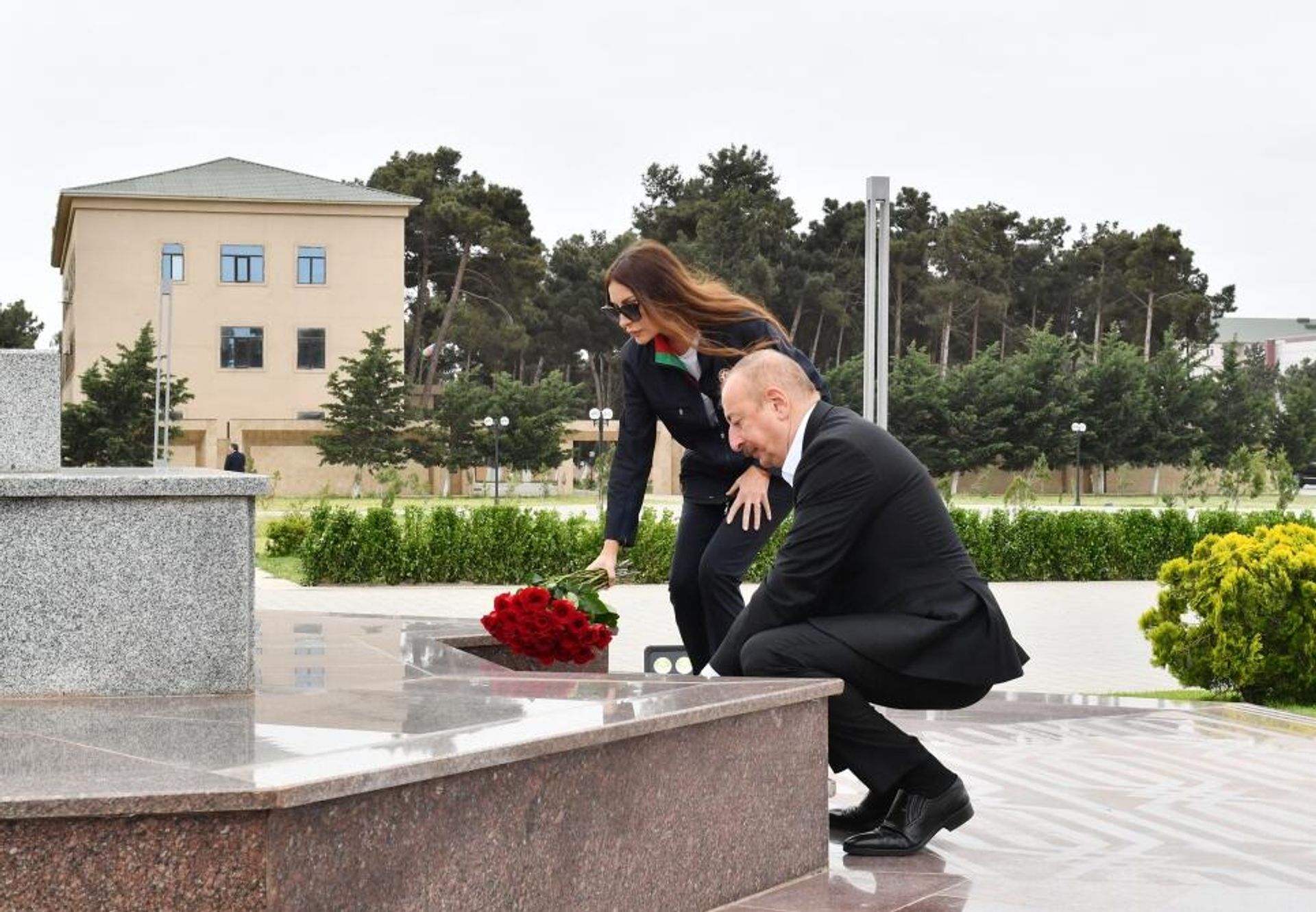 Prezident İlham Əliyev və birinci xanım Mehriban Əliyeva Neftçala rayonuna səfər ediblər
 - Sputnik Азербайджан, 1920, 18.04.2023