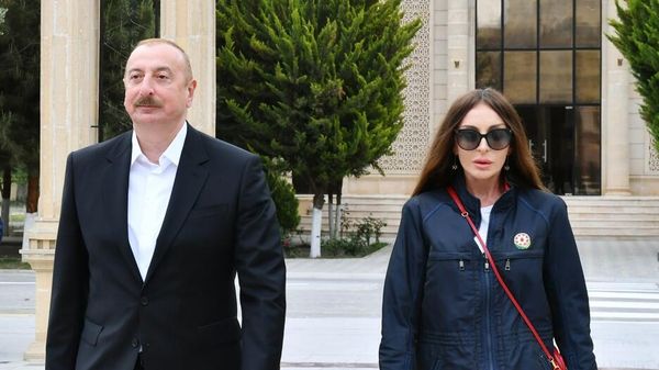 Prezident İlham Əliyev və birinci xanım Mehriban Əliyeva Salyan rayonuna səfər ediblər
 - Sputnik Азербайджан