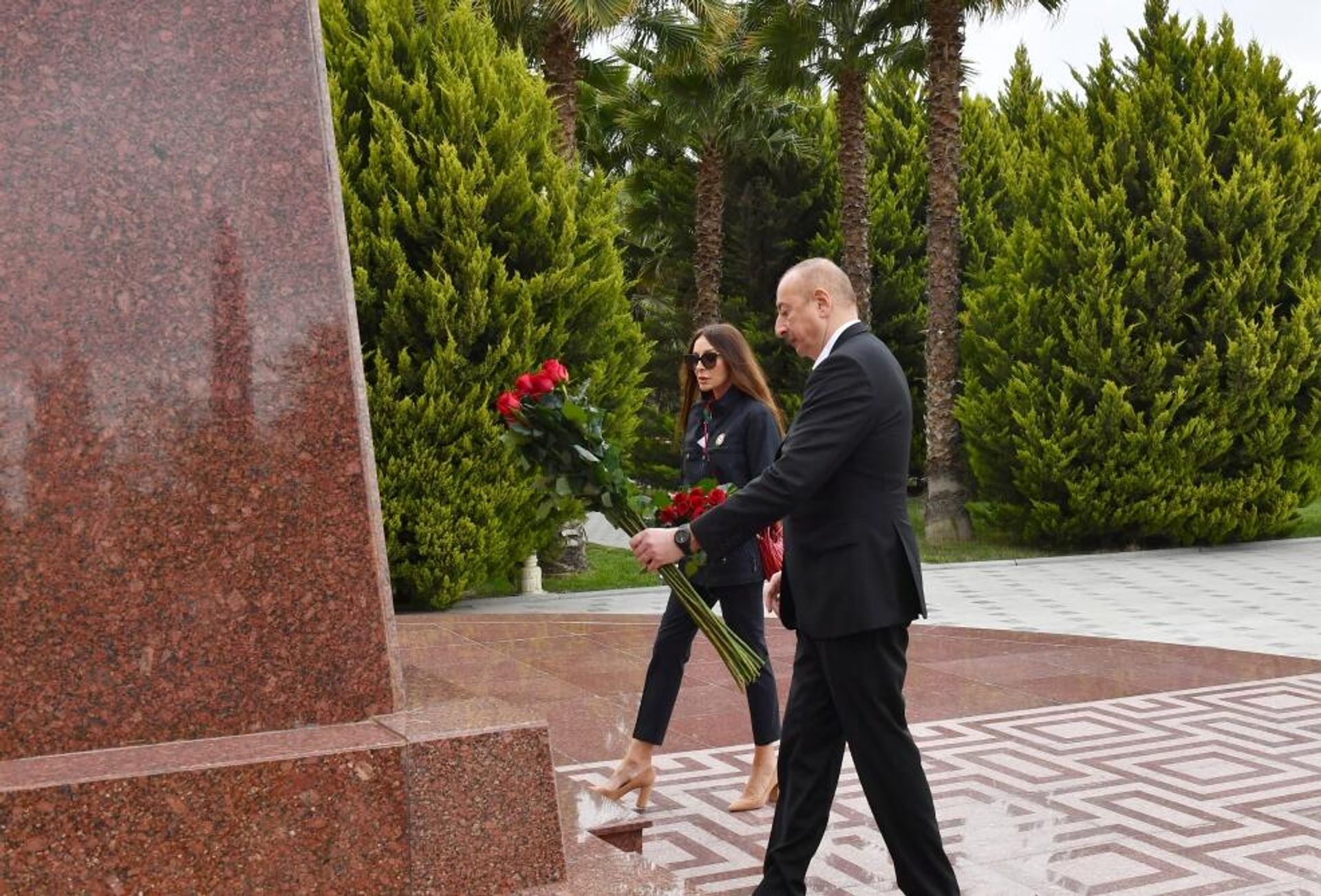 Prezident İlham Əliyev və birinci xanım Mehriban Əliyeva Salyan rayonuna səfər ediblər
 - Sputnik Азербайджан, 1920, 18.04.2023