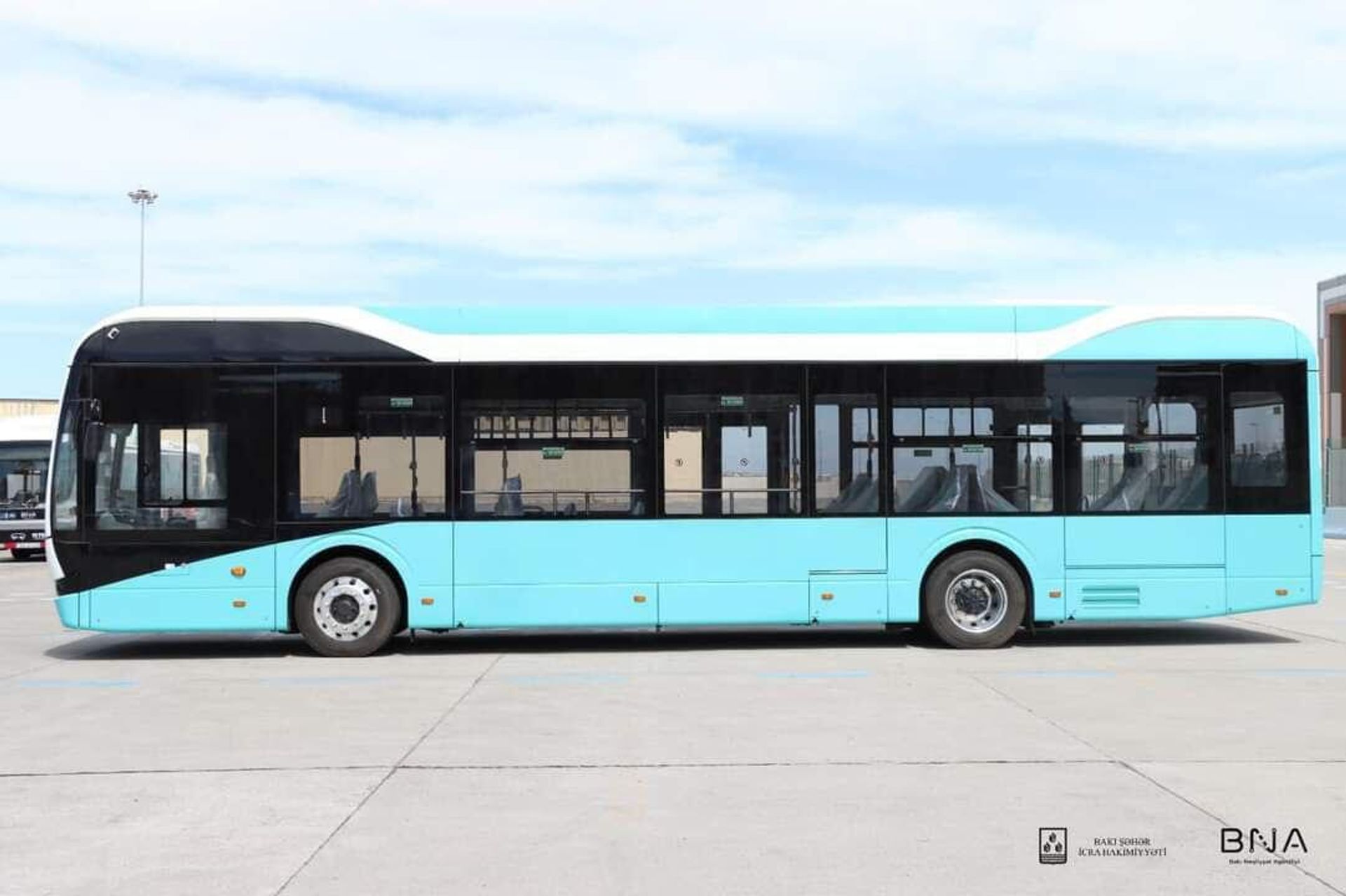 Bakıda ilk elektrik mühərrikli avtobus (BYD ) - Sputnik Азербайджан, 1920, 19.04.2023