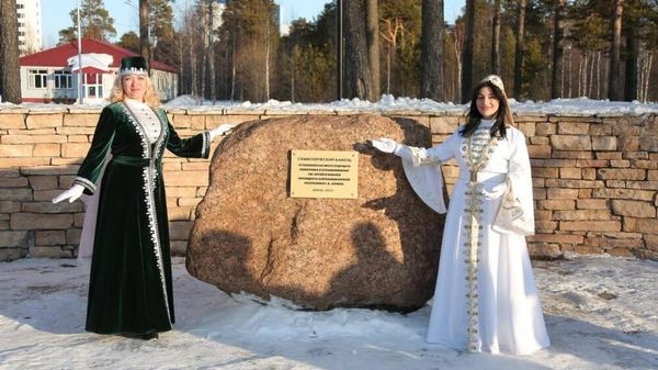 Cимволический камень на месте будущего памятника общенациональному лидеру азербайджанского народа Гейдару Алиеву в Когалыме - Sputnik Азербайджан
