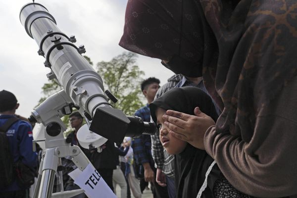 Люди наблюдают за солнечным затмением 2023 года в Индонезии. - Sputnik Азербайджан