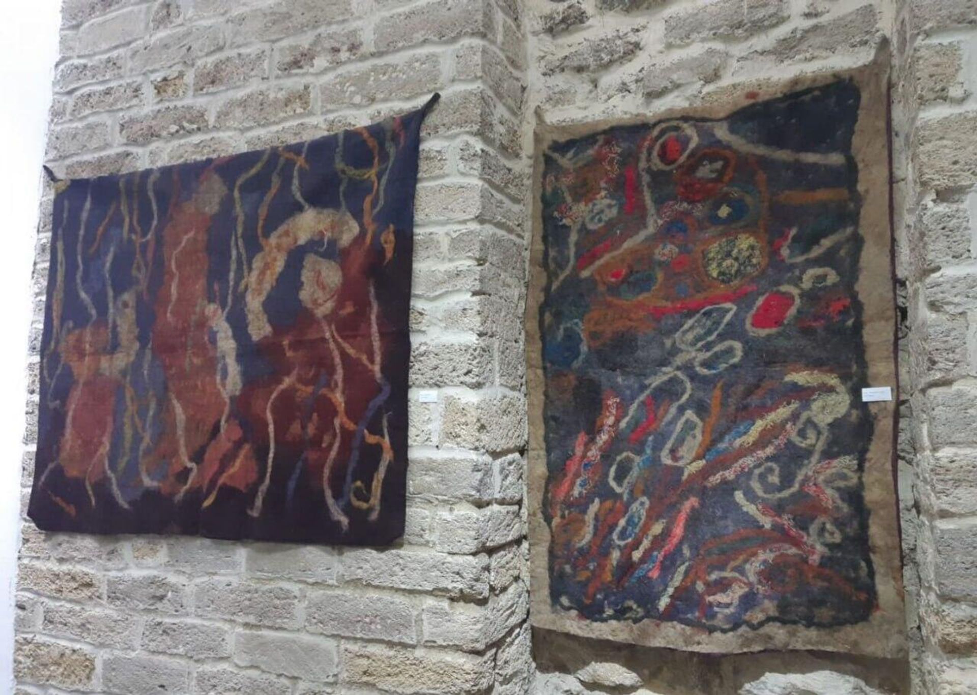 В галерее NUR Art House в Баку открылась выставка Sənəti Yaşadan Unudulmaz (Творящий не подлежит забвению), посвященная памяти художника по войлоку Рауфа Исмайлова - Sputnik Азербайджан, 1920, 22.04.2023