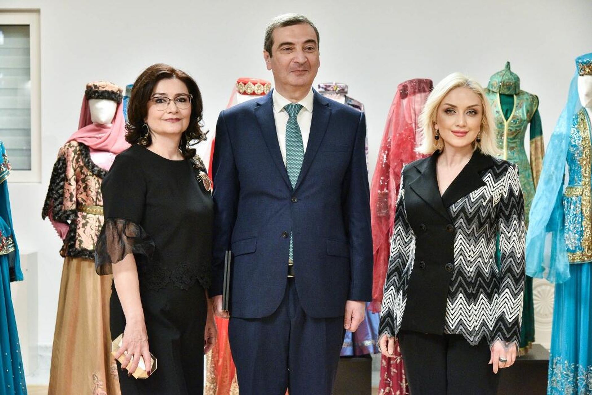 Дизайнер Гюльнара Халилова представила в Белграде свою коллекцию национальных костюмов рамках Дней культуры Азербайджана. - Sputnik Азербайджан, 1920, 25.04.2023