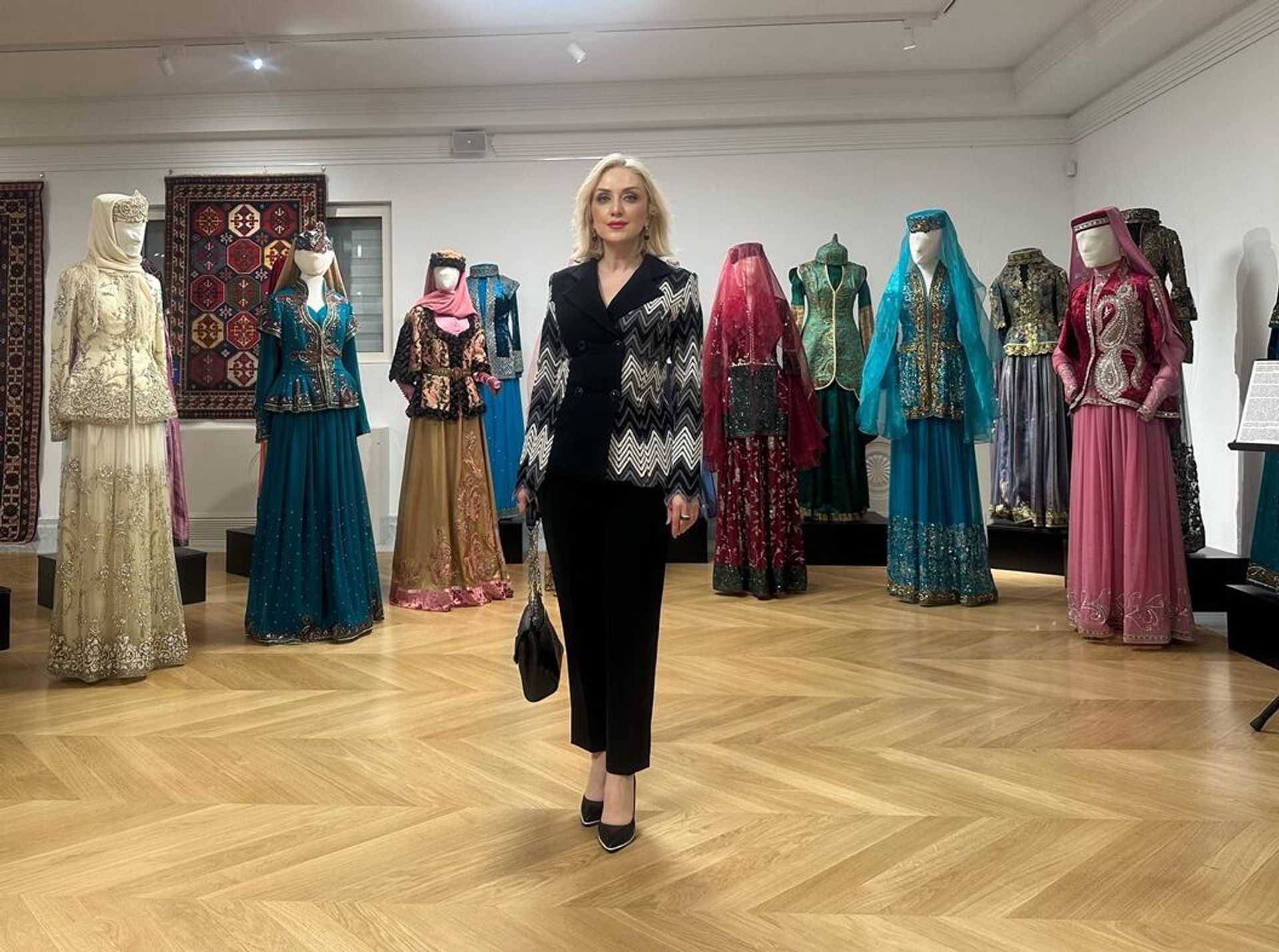 Дизайнер Гюльнара Халилова представила в Белграде свою коллекцию национальных костюмов рамках Дней культуры Азербайджана. - Sputnik Азербайджан, 1920, 25.04.2023