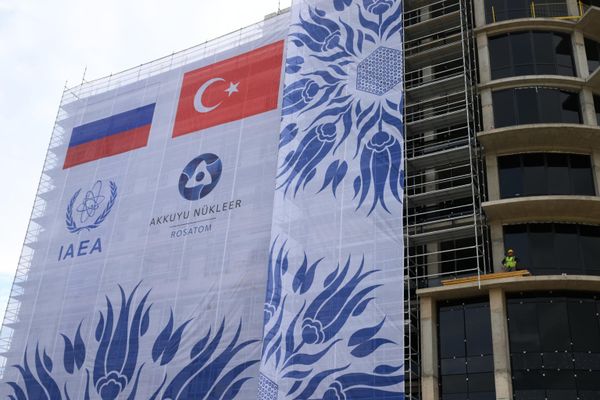 Баннер на строящейся атомной электростанции "Аккую" в турецком городе Гюльнар. - Sputnik Азербайджан