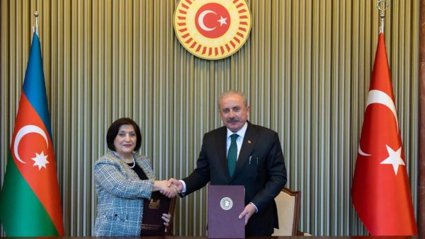 Türkiyə Böyük Millət Məclisinin sədri Mustafa Şentop Azərbaycan Milli Məclisinin sədri Sahibə Qafarova - Sputnik Азербайджан