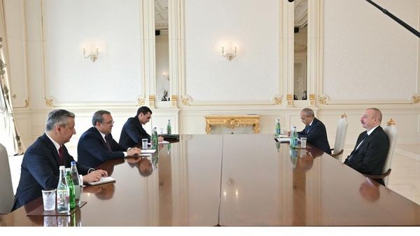 Prezident İlham Əliyev Özbəkistanın “Uzavtosanoat” Səhmdar Cəmiyyətinin İdarə Heyətinin sədrini qəbul edib - Sputnik Азербайджан