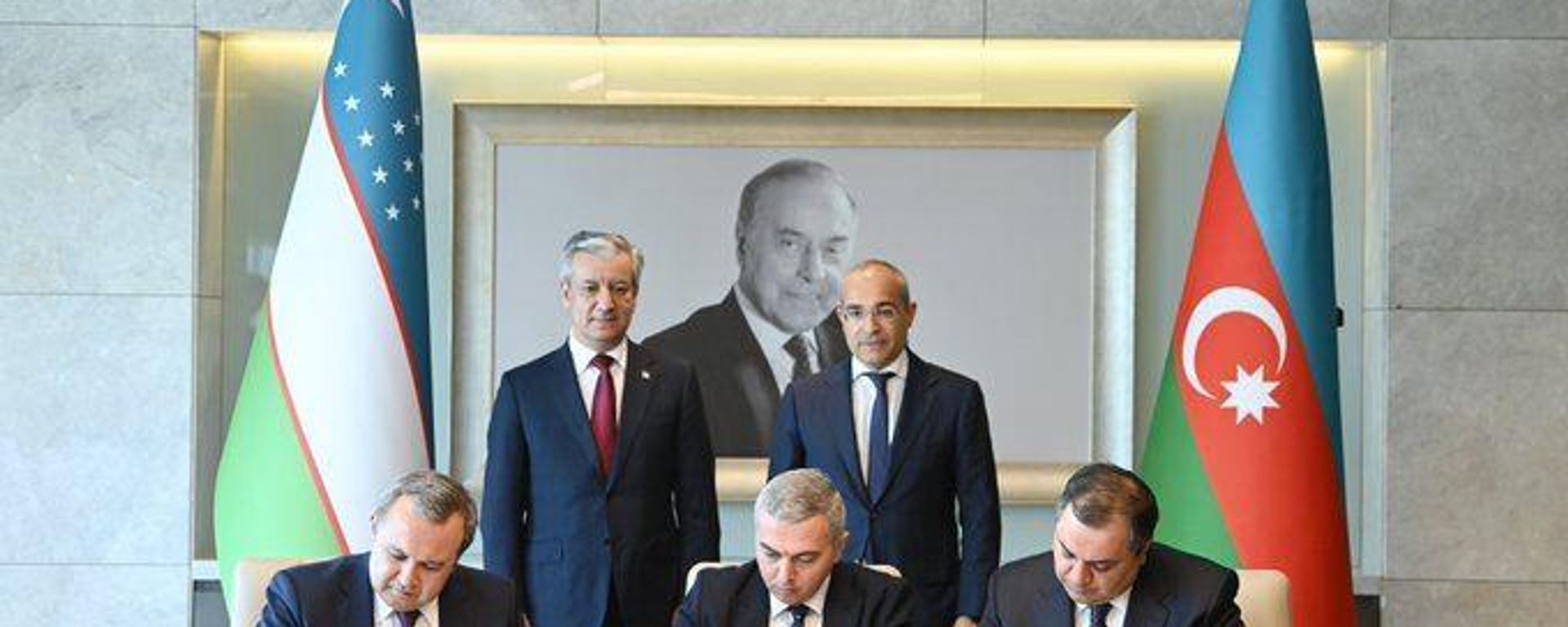 Азербайджан и Узбекистан подписали меморандум о сотрудничестве в области производства автомобилей - Sputnik Азербайджан, 1920, 11.07.2024