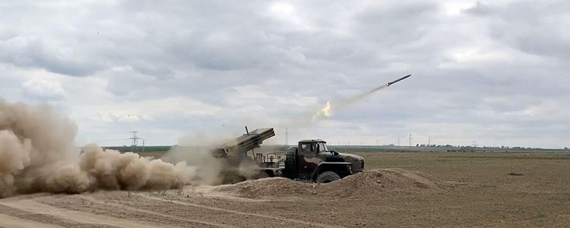 Ракетно-артиллерийские войска ВС Азербайджана уничтожили условного противника - Sputnik Азербайджан, 1920, 30.05.2023