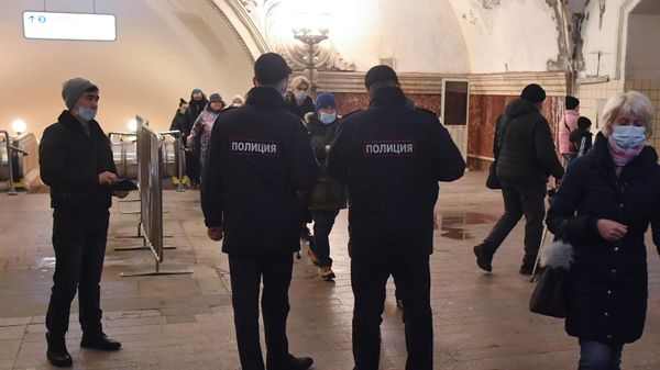 Сотрудники полиции на станции метро Александровский сад в Москве - Sputnik Азербайджан