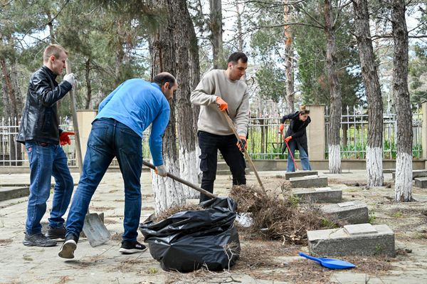 Акция по благоустройству и уборка могил советских воинов  на Ясамальском кладбище Баку - Sputnik Азербайджан