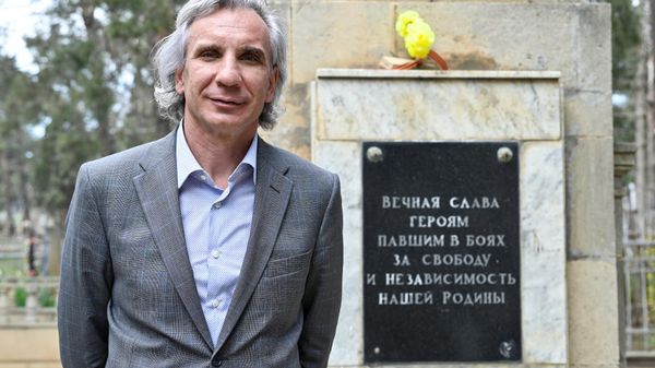 Акция по благоустройству и уборка могил советских воинов  на Ясамальском кладбище Баку - Sputnik Азербайджан