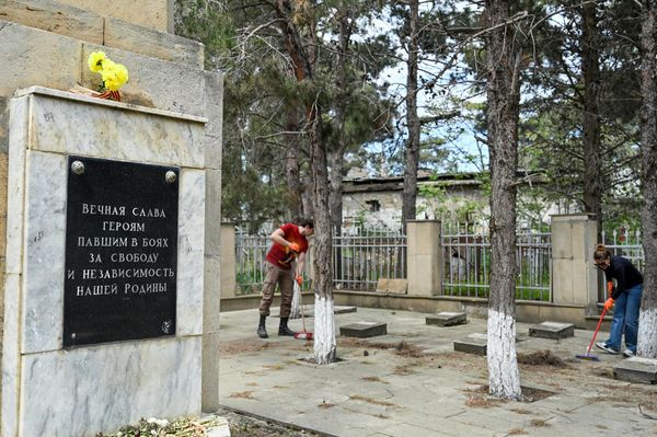 Акция по благоустройству и уборка могил советских воинов  на Ясамальском кладбище Баку - Sputnik Азербайджан
