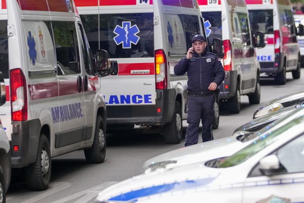Сотрудники полиции рядом со средней школы в центре Белграда, где произошла стрельба. - Sputnik Азербайджан
