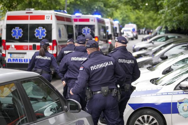 Сотрудники полиции рядом со средней школы в центре Белграда, где произошла стрельба. - Sputnik Азербайджан