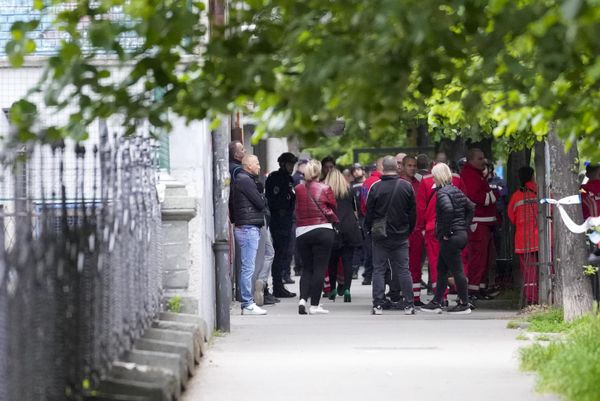Сотрудники полиции рядом со средней школы в центре Белграда, где произошла стрельба. - Sputnik Азербайджан