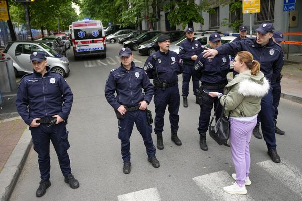 Сотрудники полиции рядом со средней школы в центре Белграда, где произошла стрельба. - Sputnik Азербайджан