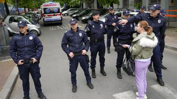 Сотрудники полиции рядом со средней школы в центре Белграда, где произошла стрельба - Sputnik Азербайджан