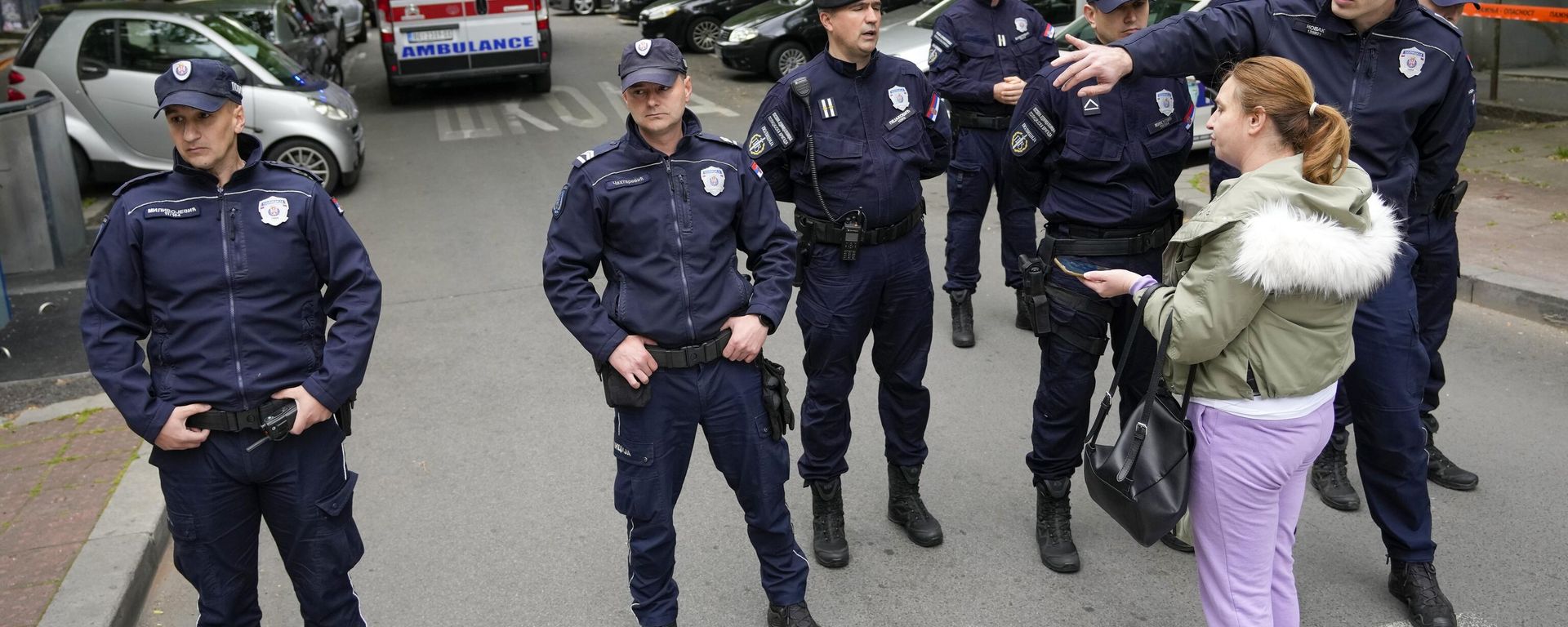 Сотрудники полиции рядом со средней школы в центре Белграда, где произошла стрельба - Sputnik Азербайджан, 1920, 03.07.2023
