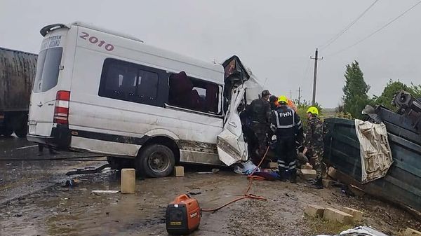 Kürdəmirdə mikroavtobus KamAZa çırpılıb - Sputnik Азербайджан
