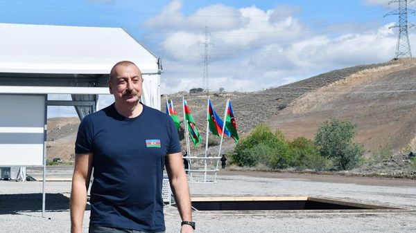 Azərbaycan Prezidenti İlham Əliyev Laçın və Qubadlı rayonlarına səfər edib - Sputnik Азербайджан