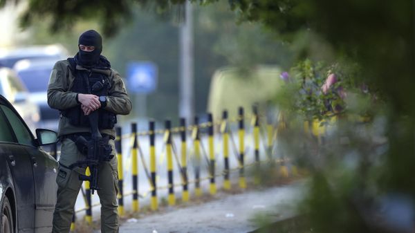 Сотрудник правоохранительных органов на месте перестрелки в Сербии - Sputnik Азербайджан