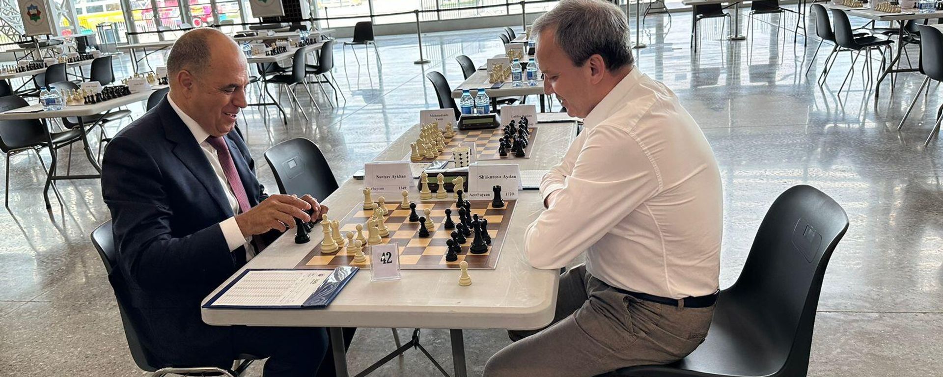 Президент федерации шахмат Азербайджана и глава ФИДЕ провели товарищескую партию. Игра между Махиром Мамедовым и Аркадием Дворковичем. - Sputnik Азербайджан, 1920, 05.05.2023