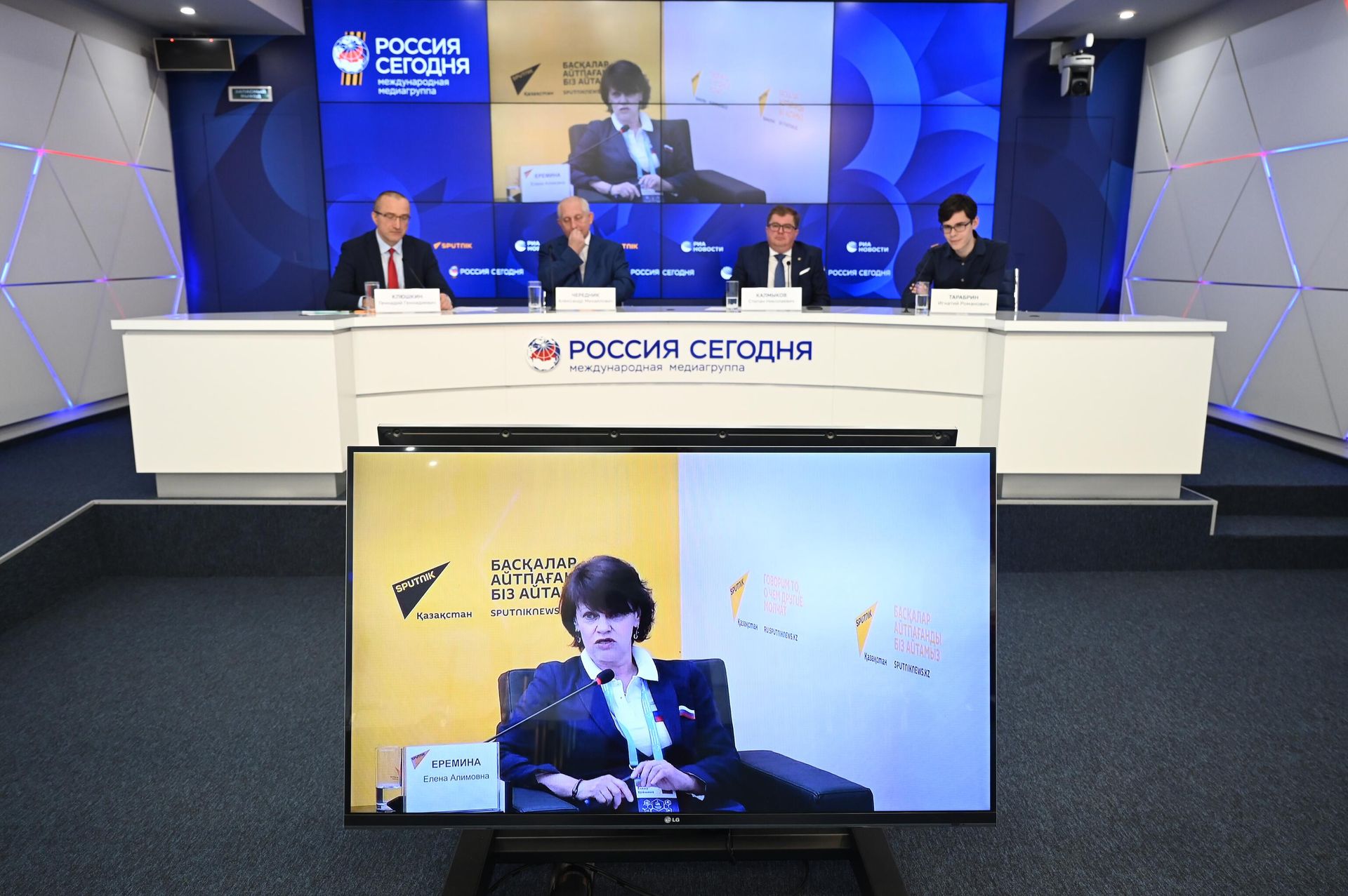 Видеомост Москва – Астана в пресс-центре медиагруппы Россия сегодня - Sputnik Азербайджан, 1920, 05.05.2023