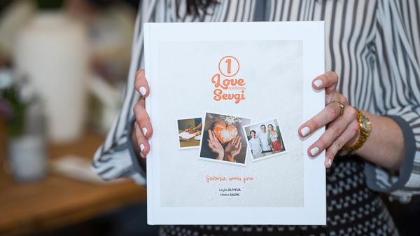 В арт-центр Nine Senses, расположенном на территории комплекс Sea Breeze Resort состоялась презентация кулинарной книги вице-президента Фонда Гейдара Алиева, учредителя и главы Общественного объединения IDEA Лейлы Алиевой и повара Метина Кадика «Сладко, но без сахара» - Sputnik Азербайджан