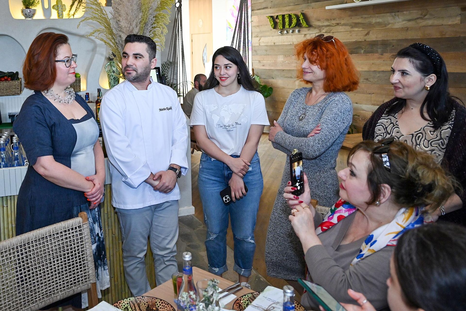 В арт-центр Nine Senses, расположенном на территории комплекс Sea Breeze Resort состоялась презентация кулинарной книги вице-президента Фонда Гейдара Алиева, учредителя и главы Общественного объединения IDEA Лейлы Алиевой и повара Метина Кадика «Сладко, но без сахара» - Sputnik Азербайджан, 1920, 06.05.2023
