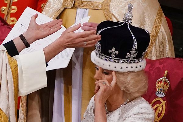 Следующей частью церемонии стала коронация супруги Карла Камиллы, этот обряд занял намного меньше времени. - Sputnik Азербайджан