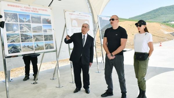 Azərbaycan Respublikasının Prezidenti İlham Əliyev və birinci xanım Mehriban Əliyeva mayın 8-də Şuşaya səfər ediblər - Sputnik Азербайджан